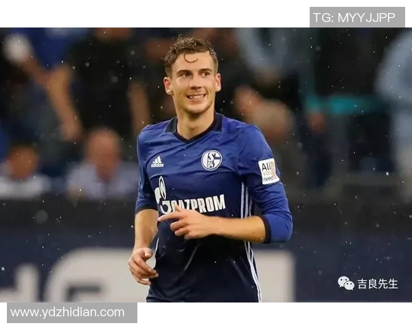 足球明星独特手势与时尚礼服完美结合的精彩瞬间展示